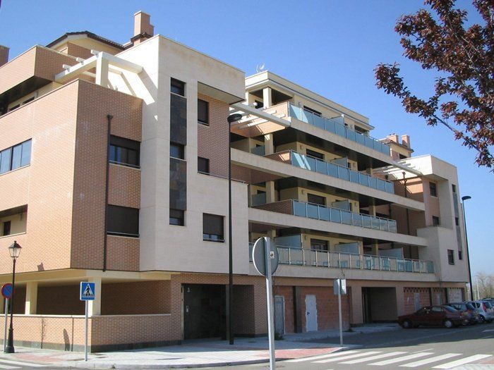 EDIFICIO CON PIEDRA AMARILLO FOSIL BETA